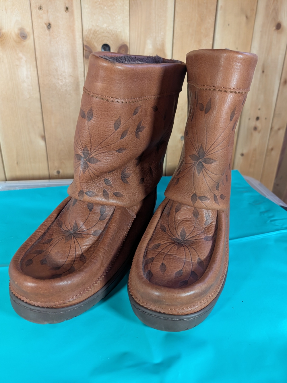 Manitobah Mukluks Leather Floral Etched Winter Boots Brown Size 8